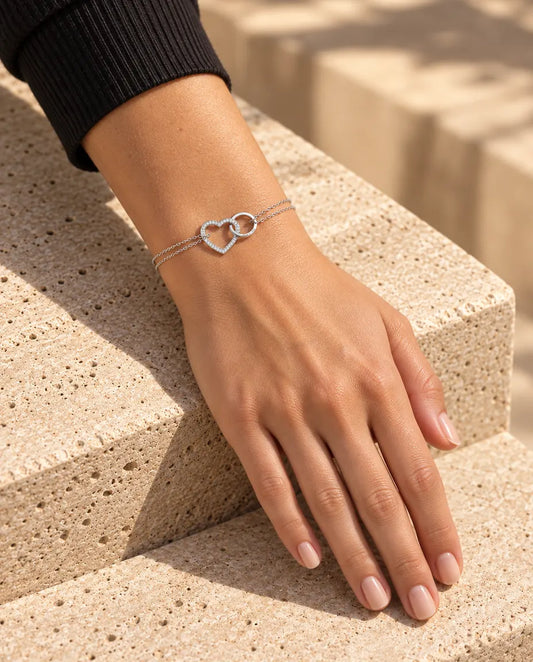 Gegraveerde Armband met Verstrengeld Hart en Cirkel - gedragen door een model