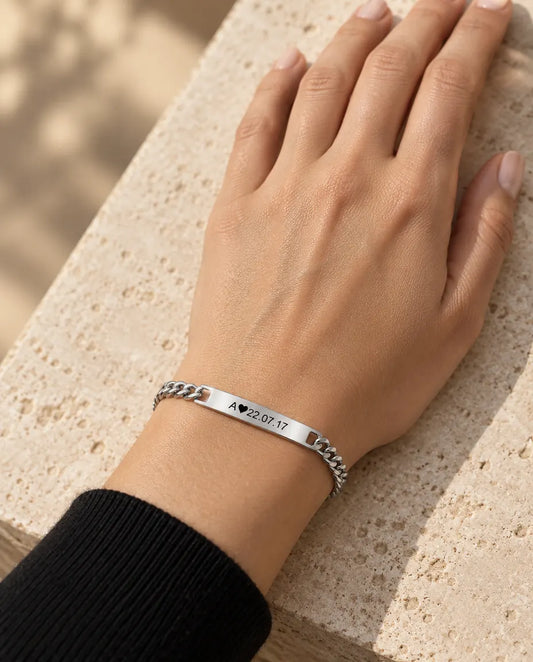 Gegraveerde Armband met Balk - gedragen door een model