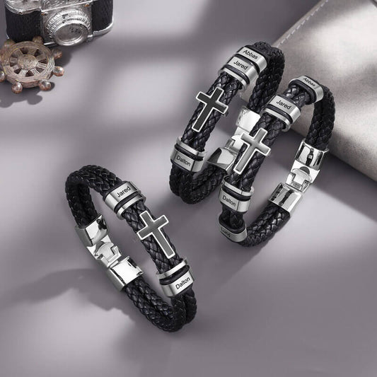 Gegraveerde Herenarmband – Zwart Leer en Staal met Kruisbedel en 2 tot 4 Namen