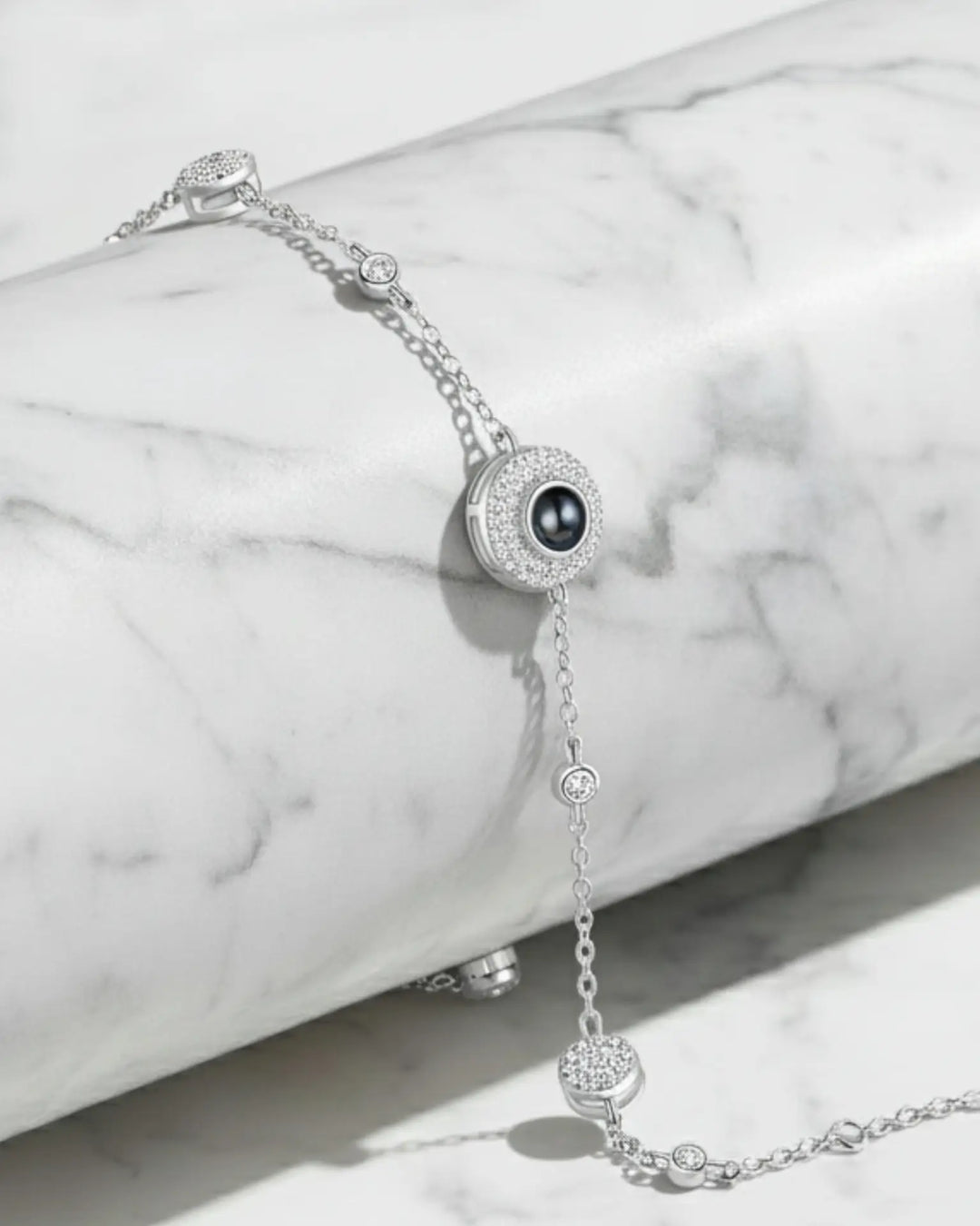 Armband met Foto Erin – Halobedel aan Fijne Zirkonia Schakelketting