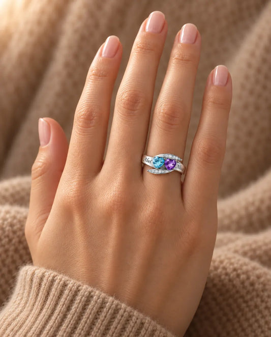 Gepersonaliseerde Ring met 2 Geboortestenen en 2 Namen - 925 zilveren bypass ring met hartjes voor koppels - gedragen aan de hand