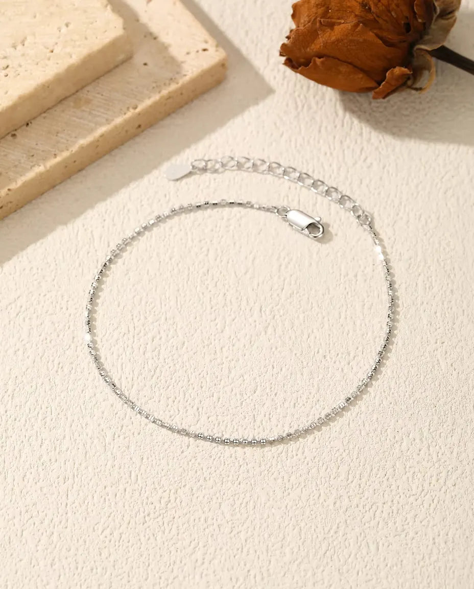 Diamantgeslepen Armband in 925 Sterling Zilver - plat op een licht gestructureerd oppervlak met sluiting en verlengketting