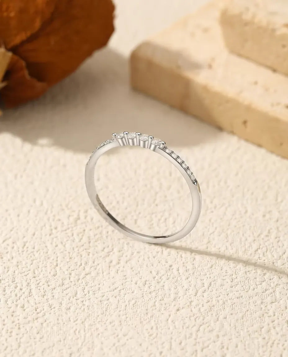 Gebogen moissaniet ring - 16 aflopende stenen op een gebogen pavéband, 925 zilver, maten US 5 t/m 9