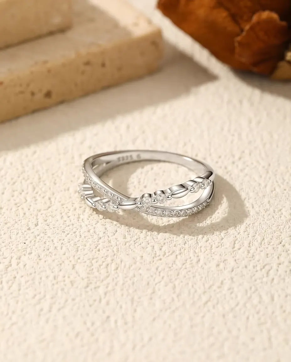 Gekruiste moissanite ring - pavéband en gedraaid koord verstrengeld, 28 stenen in massief 925 zilver, maten US 5-9