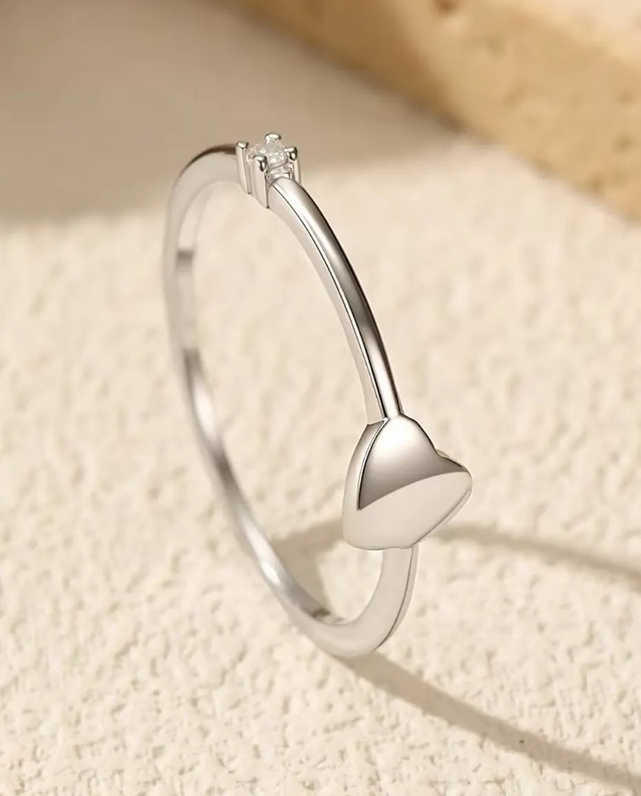 Hartje ring - gepolijst hartje van 5 mm en moissanite van 1,5 mm kleur D op band van 0,8 mm in 925 sterling zilver, maat 5 t/m 9