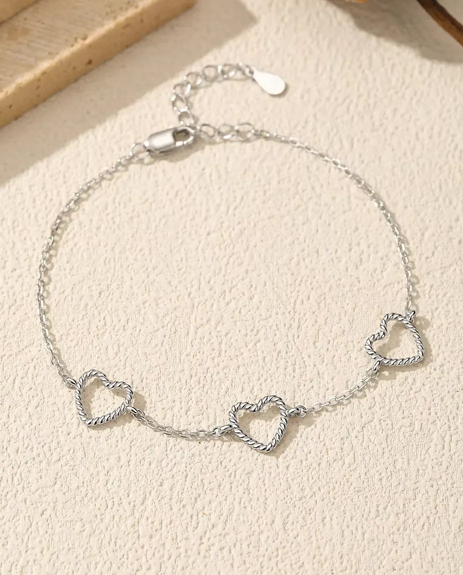 Hartjes armband - drie open hartjes van 8 mm in gedraaid zilver aan fijne schakelketting van 925 sterling zilver, 16 + 3 cm