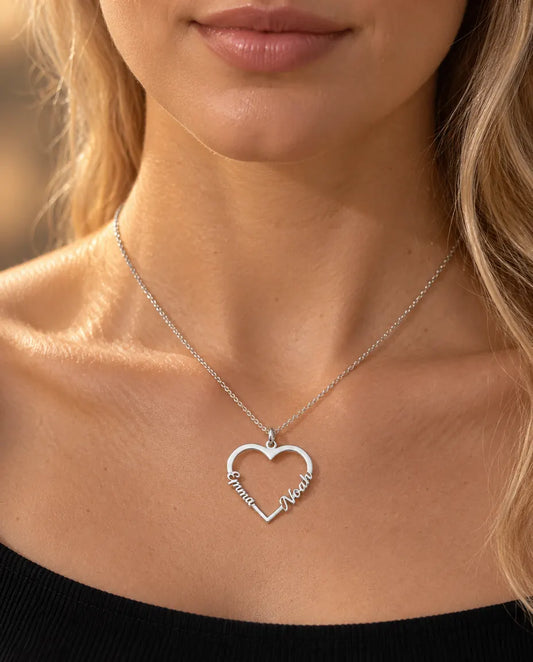 Ketting met Hart en Twee Namen in 925 Sterling Zilver - gedragen door een model
