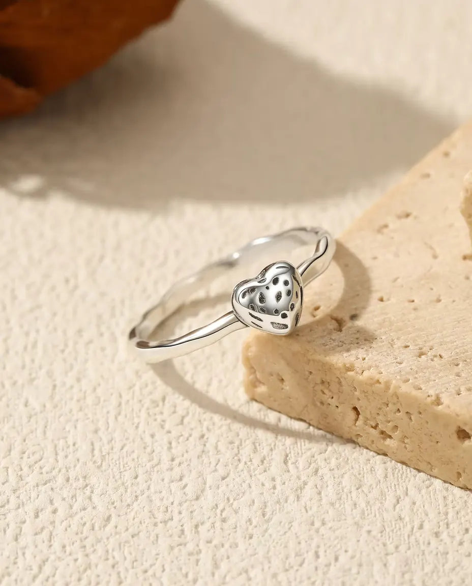 Hartring met textuur - bol hartje van 6 mm met puntjesreliëf op smalle band, massief 925 zilver, maten US 5-9