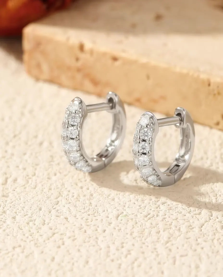 Huggie Oorringen met Moissanite - 11 mm met pavé van 26 stenen in kleur D, 925 sterling zilver