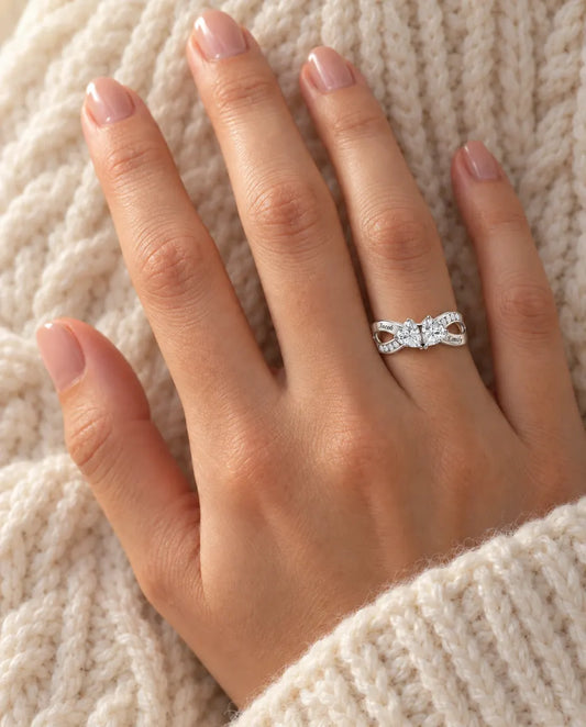 Gepersonaliseerde Infinity Ring met 2 Geboortestenen en 2 Namen - 925 zilveren belofte ring met hartjes - gedragen aan de hand