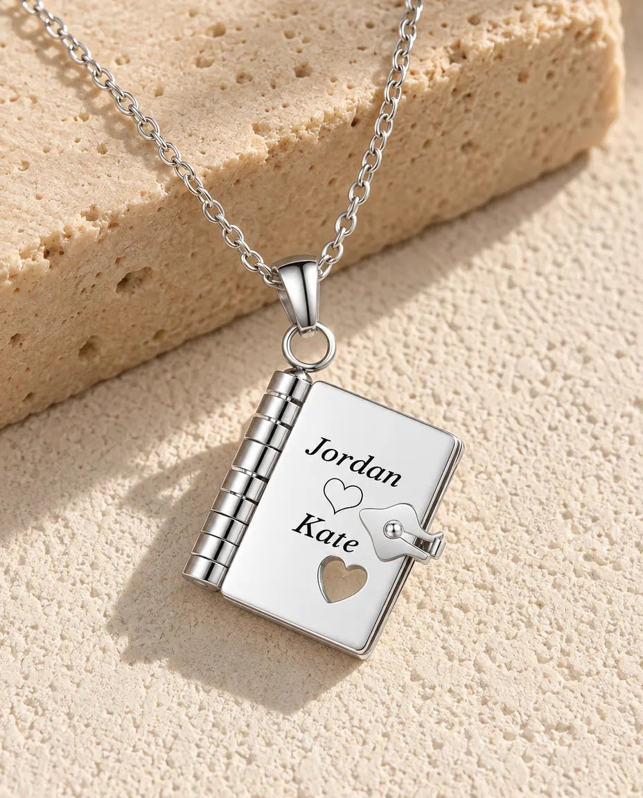 Gepersonaliseerde Ketting met Boekhanger - Gegraveerd Mini Notitieboekje met 3 Teksten, Roestvrij Staal in Zilverkleur of Goudkleur