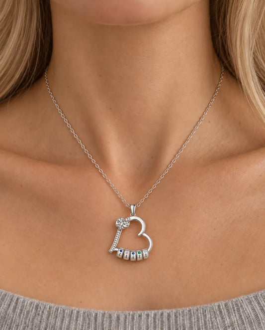 Geboortesteen Ketting - gedragen door een model