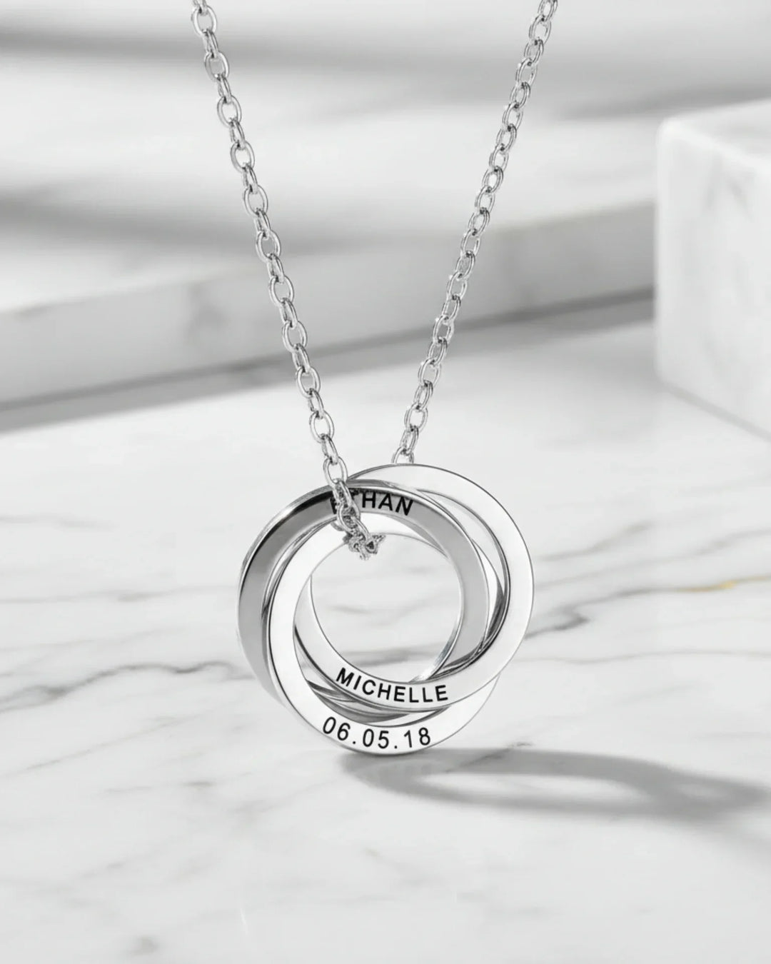 Gepersonaliseerde Ketting – 3 tot 5 Verstrengelde Ringen met Gegraveerde Namen, in Zilver, Roségoud of Geelgoud