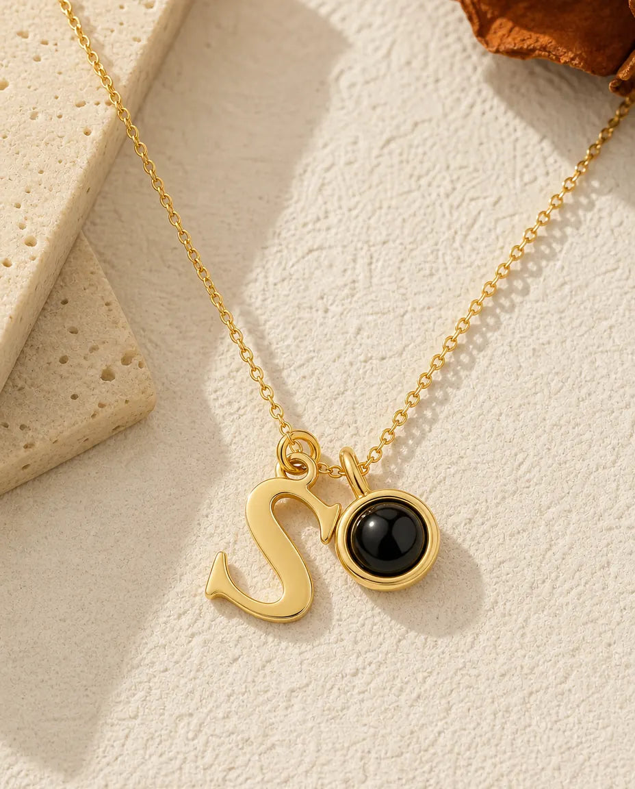 Ketting met Foto Erin – Goudkleurige Initiaal in Sierletter met Fotokraal