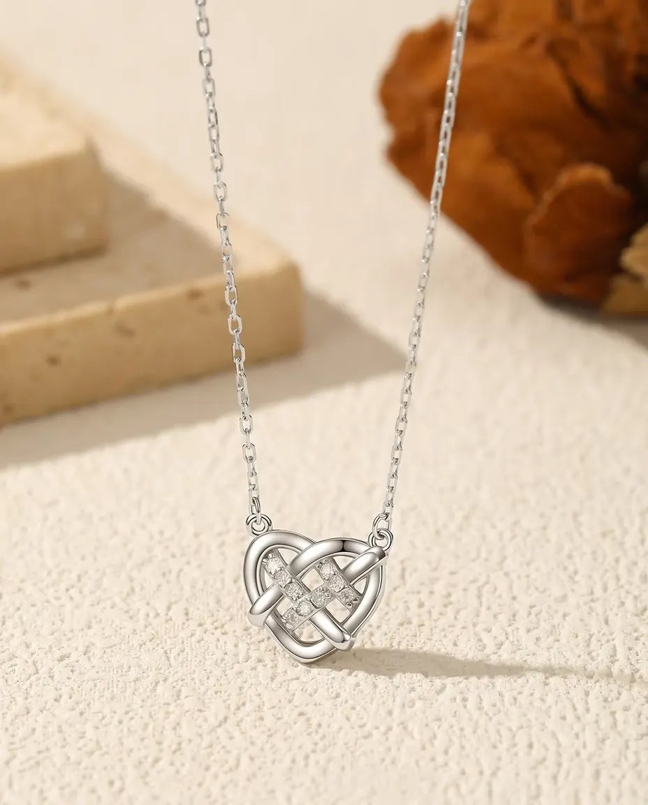Ketting Keltische Knoop Hart – 9 moissanites kleur D, in 925 sterling zilver, verstelbaar van 40 tot 45 cm