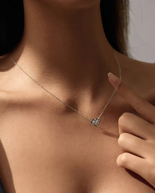 Ketting Keltische Knoop Hart – 9 moissanites kleur D, in 925 sterling zilver, verstelbaar van 40 tot 45 cm
