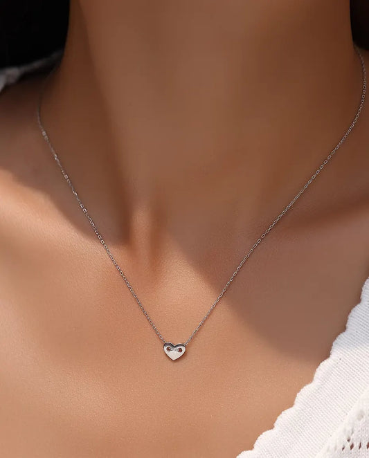Ketting met Hartje in 925 Sterling Zilver - gedragen door een model