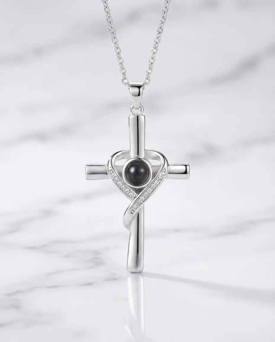 Ketting met Foto Erin – Kruis Omarmd door een Hart, 925 Sterling Zilver in Zilver of Goud