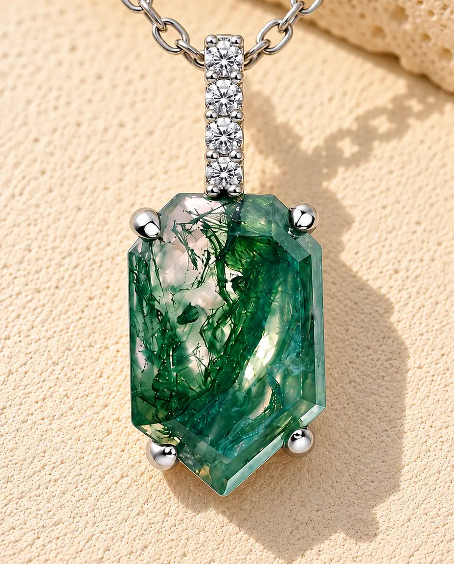 Mosagaat Ketting met Schildhanger in 925 Sterling Zilver - liggend op een licht gestructureerd oppervlak naast een blok travertijn