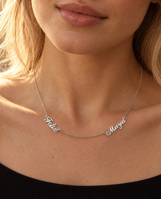 Ketting met Twee Namen in 925 Sterling Zilver - gedragen door een model