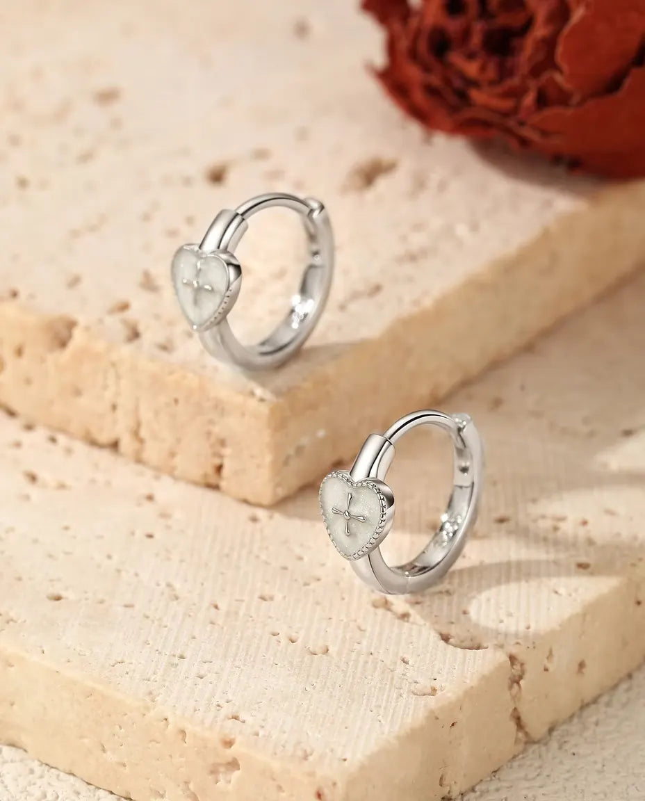 Klapcreolen met Hart en Kruis - parelwit hart van 5,5 x 6 mm op creolen van 12,5 mm, sterling zilver 925