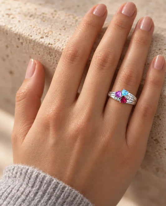 Gepersonaliseerde Ring met 3 Geboortestenen en 3 Namen - 925 zilveren moederring met hartjes als klavertje - gedragen aan de hand