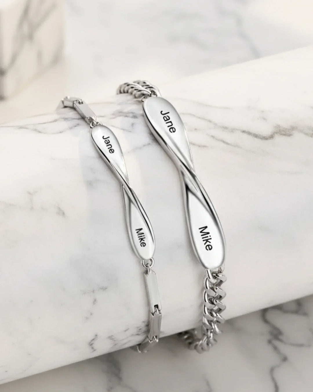 Koppel Armbanden – Naamplaat met Infinity Draai, Set van 2 met Twee Soorten Schakels