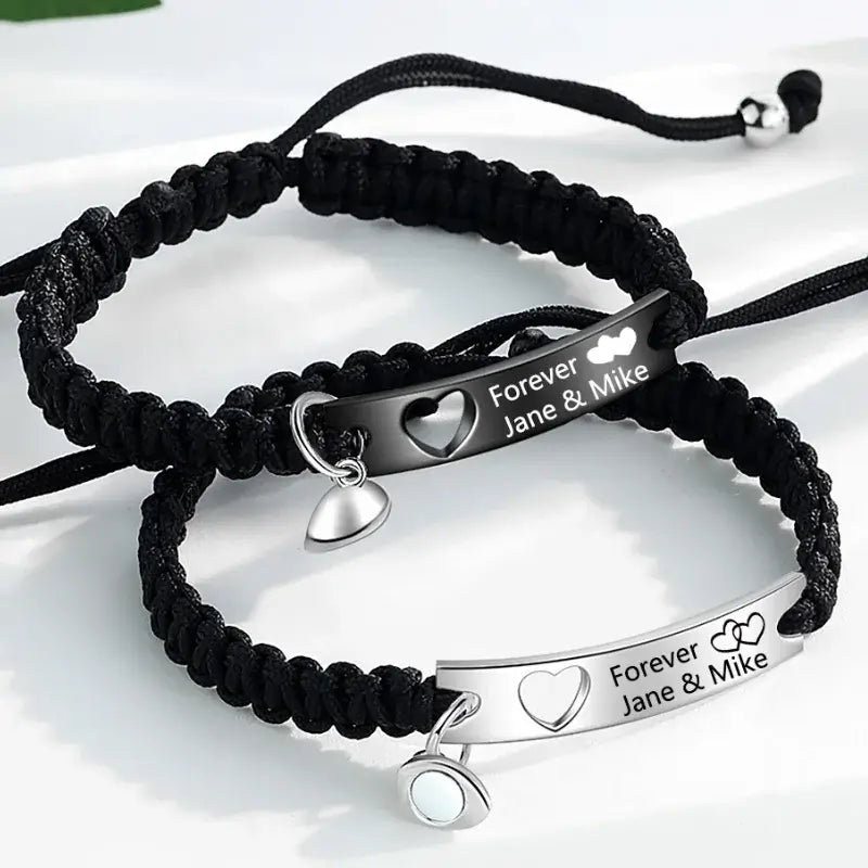 Koppel Armbanden – Set van 2 met Gegraveerde Bedels in Zwart en Zilver, Roestvrij Staal