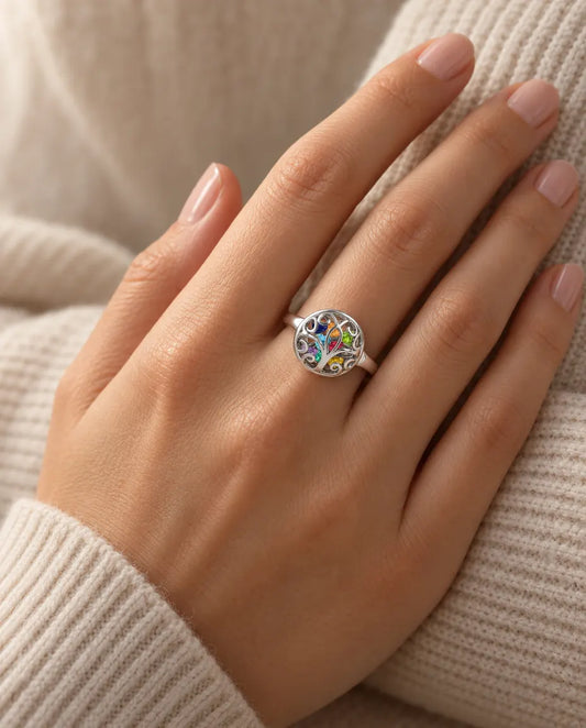 Levensboom Ring met 9 Geboortestenen - 925 zilveren familiering voor mama met gravure aan de binnenkant - gedragen aan de hand