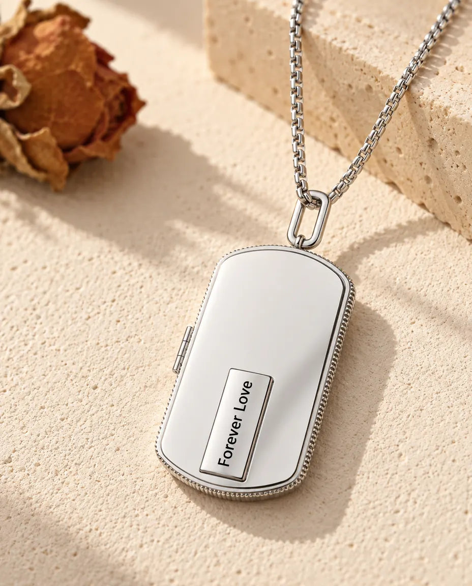 Gepersonaliseerd fotomedaillon voor heren in zilverkleur met gegraveerd plaatje "Forever Love"