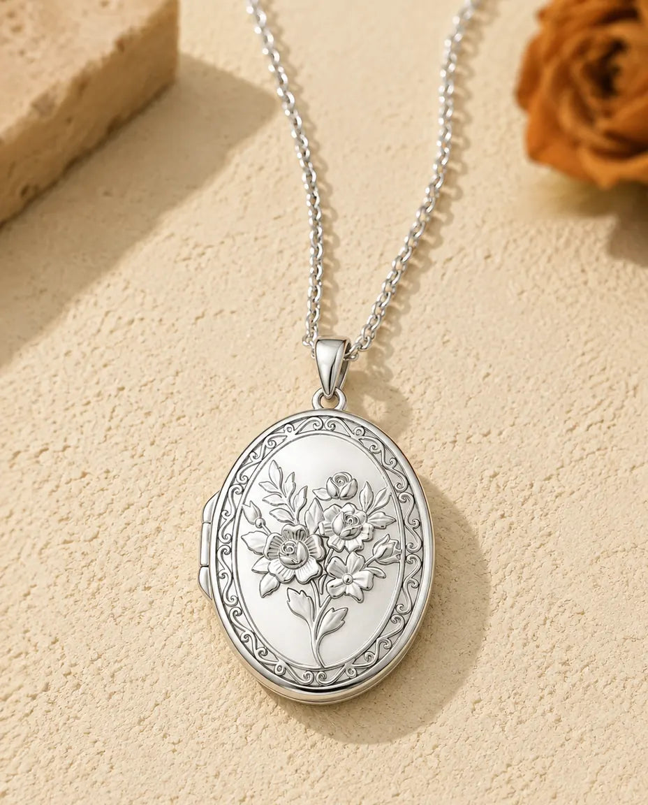 Ovaal Medaillon met 2 Foto's - medaillon met rozenboeket in reliëf en parelmoeren achterkant, zilver of goud