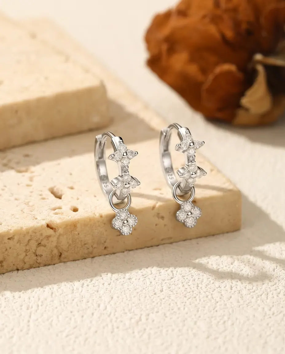 Moissaniet klaver oorbellen - 24 stenen in kleur D met hangende bloem, 925 zilver, 18 mm