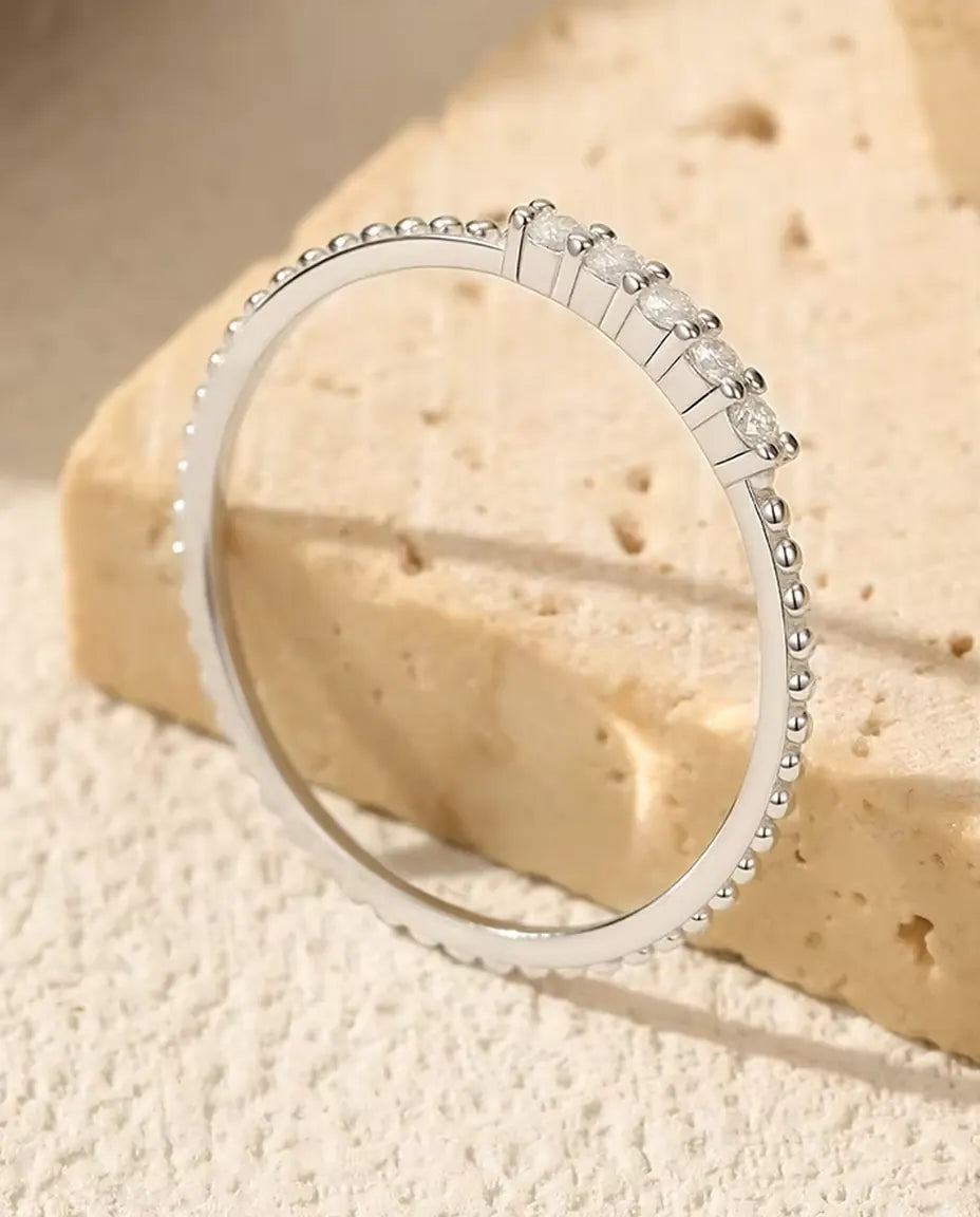 Moissanite alliance ring - vijf stenen van 1,5 mm kleur D / VVS1 met geparelde rand op band van 0,9 mm in 925 sterling zilver, maat 5 t/m 9