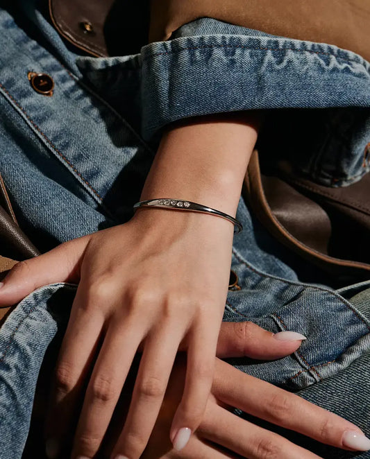 Moissanite Bangle Armband in 925 Sterling Zilver - gedragen om de pols