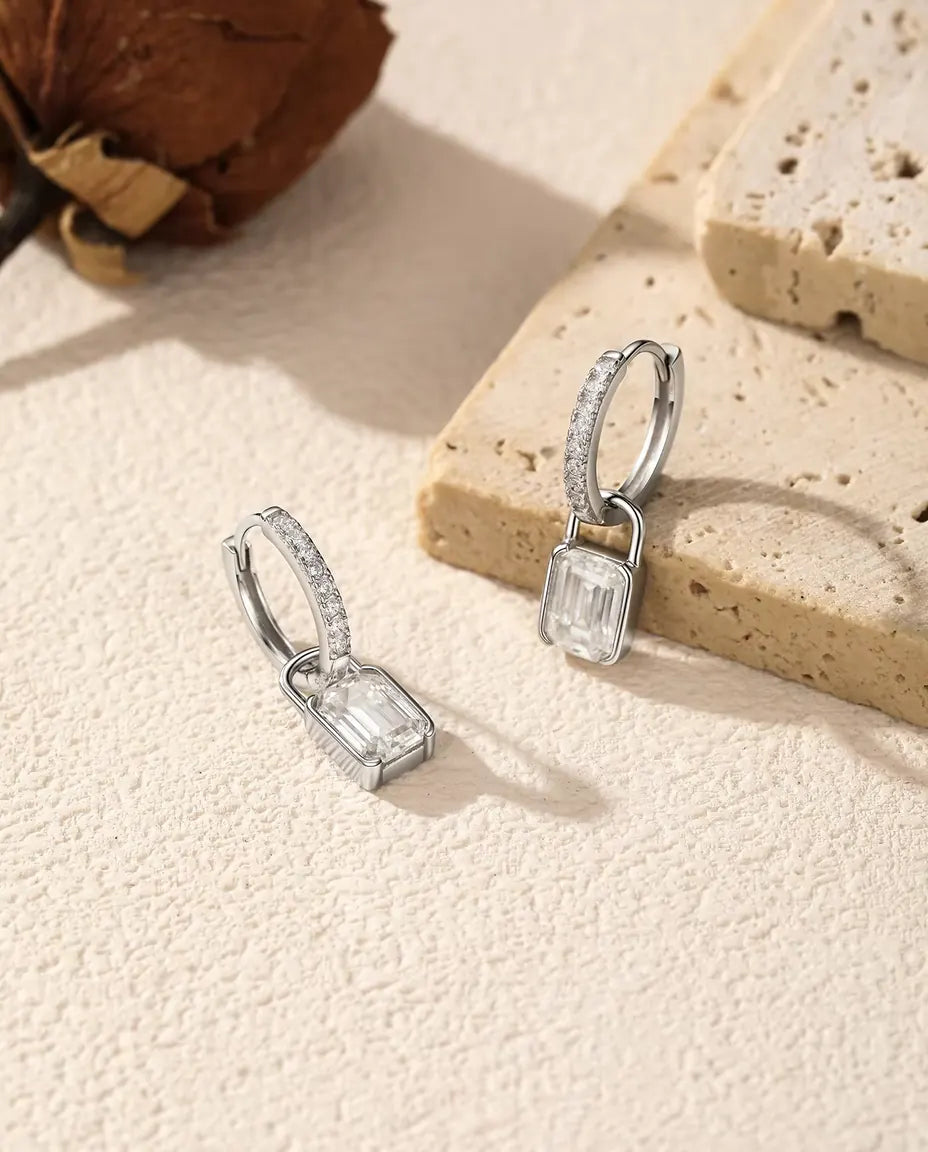 Moissanite Creolen met Slotje in 925 Sterling Zilver - neergelegd bij een travertijnplaat