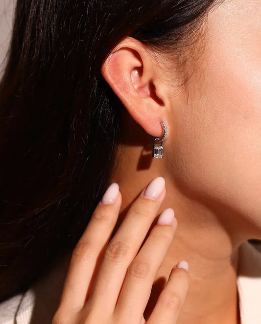 Moissanite Creolen met Slotje in 925 Sterling Zilver - gedragen in het oor van een model, close-up