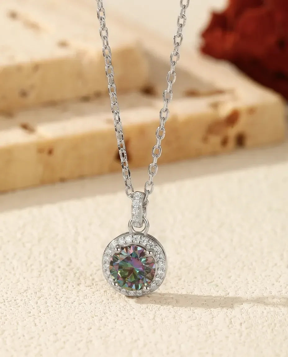 Moissanite Ketting met Kleurwisselende Steen – ronde hanger van 1 ct met halo in 925 sterling zilver