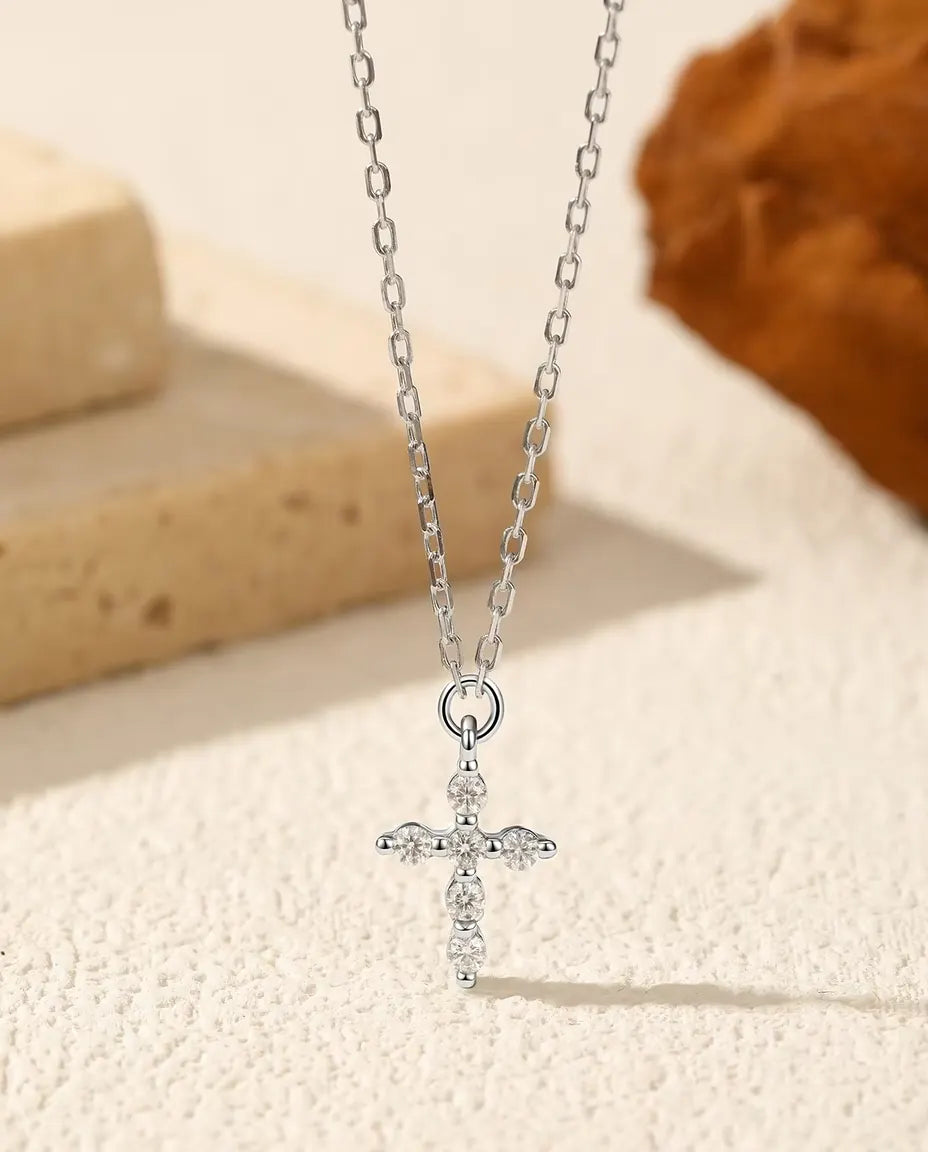 Moissanite kruis ketting – zes stenen kleur D, hanger van 7 x 8,5 mm, 925 sterling zilver, ketting 40+5 cm