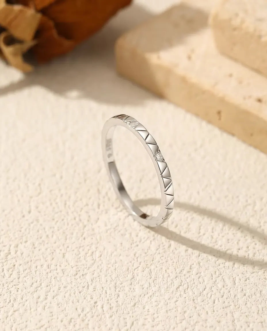 Moissanite Ring in 925 Sterling Zilver - rechtop op een licht gestructureerd oppervlak
