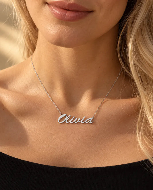 Gepersonaliseerde Ketting met Naam in 925 Sterling Zilver - gedragen door een model