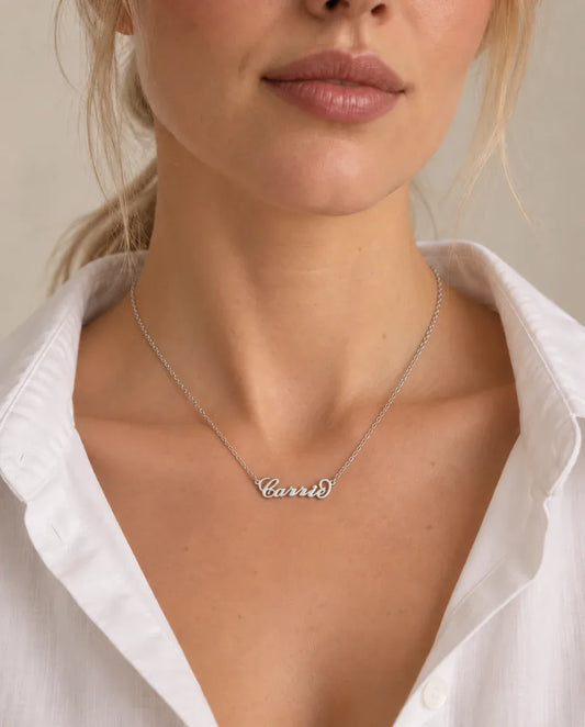 Naamketting in Sierlijk Schuinschrift - gedragen door een model