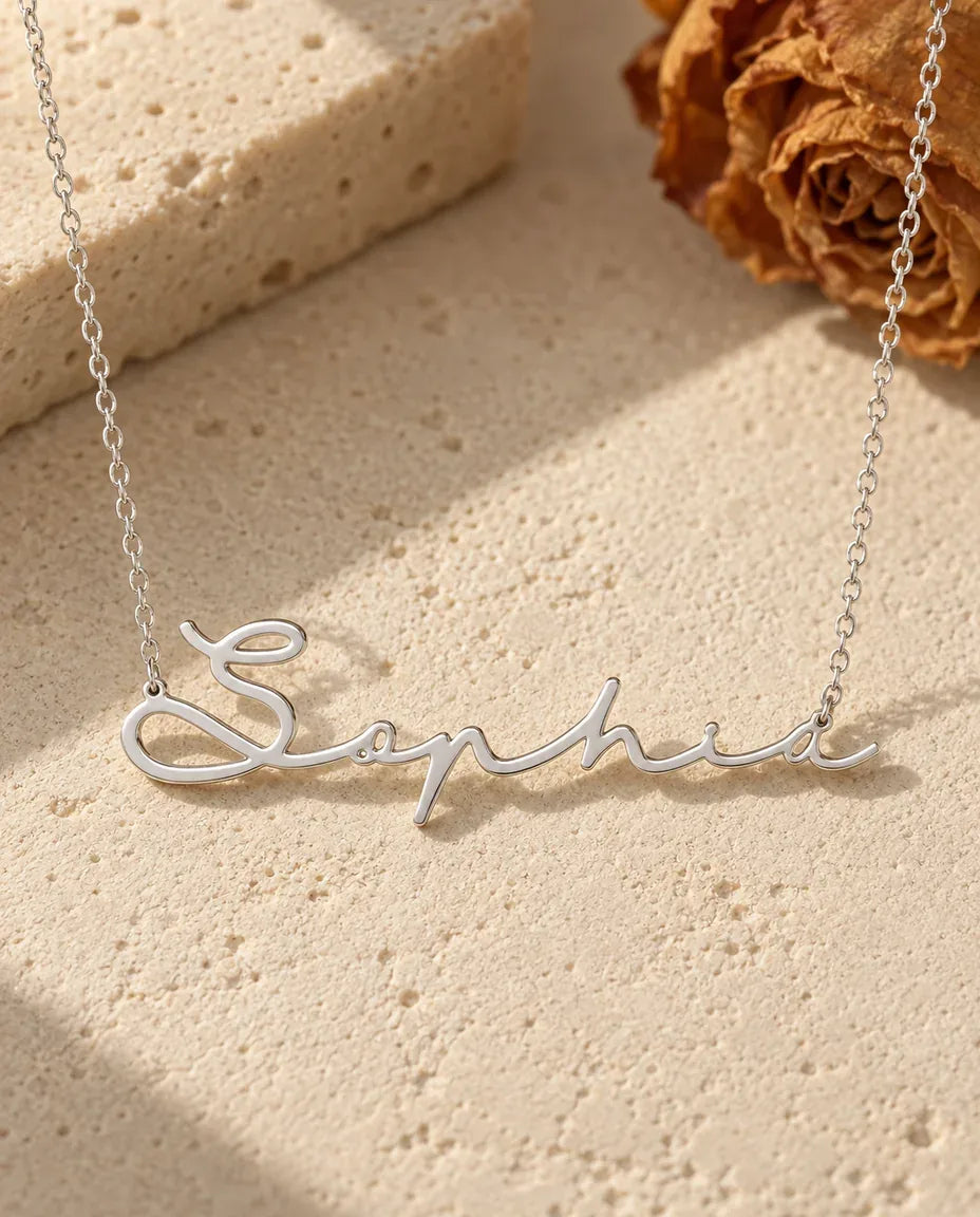 Naamketting in Vloeiend Schuinschrift - vooraanzicht in zilver