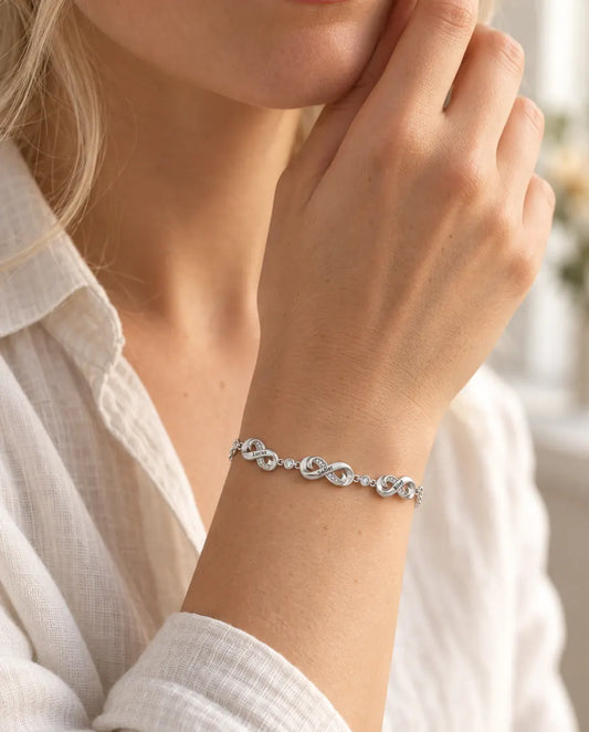 Gepersonaliseerde Oneindigheidsarmband met 1-5 Namen - Gegraveerde Oneindigheidsbedels met Zirkonia, Cadeau voor Familie of Mama, Zilverkleurig