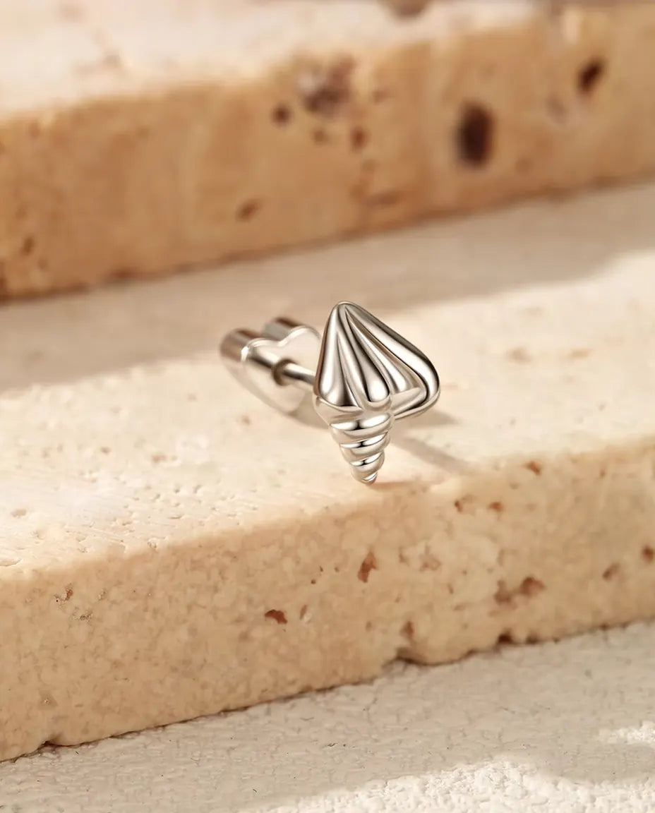 Oorknopjes Schelp met Spiraal in 925 Sterling Zilver - op de rand van een travertijnplaat