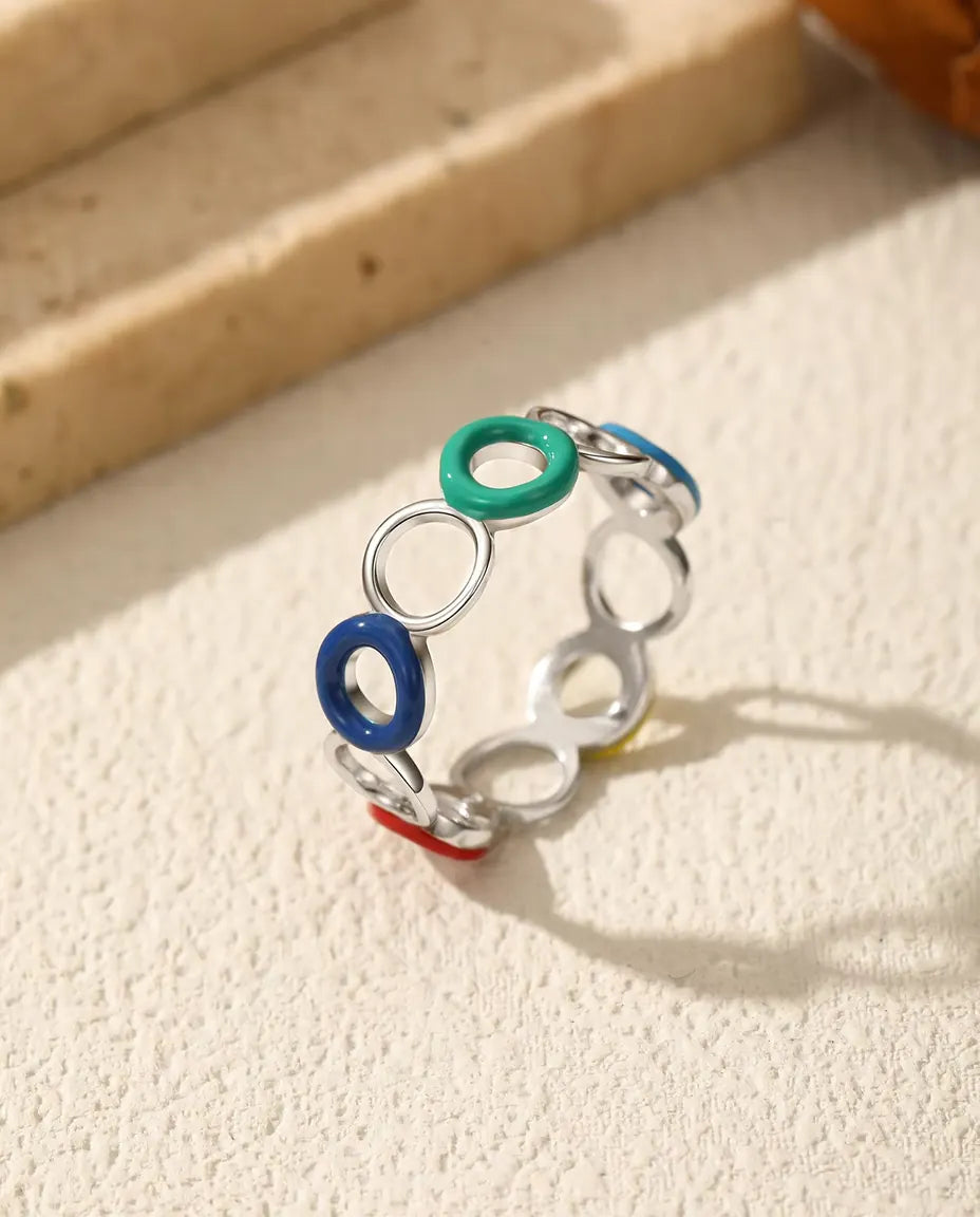 Ring met Geëmailleerde Cirkels in 925 Sterling Zilver - rechtop op een licht gestructureerd oppervlak