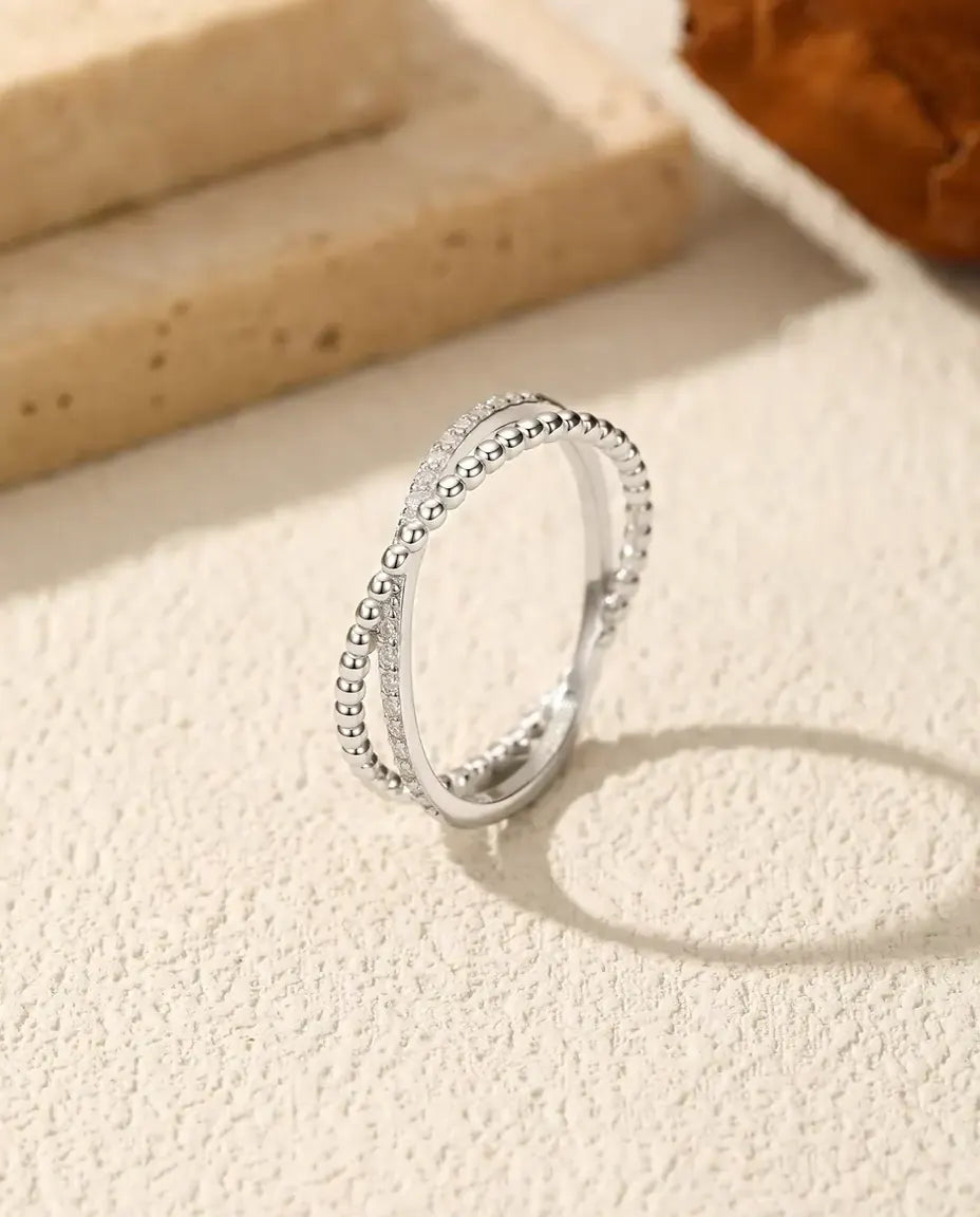 Gekruiste ring met moissaniet - 925 sterling zilver, bolletjesband kruist een pavéband, dun om te stapelen
