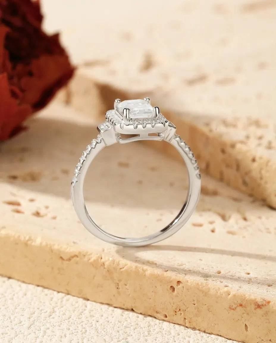 Moissanite Verlovingsring 1 ct – Rechthoekige Getrapte Slijpvorm met Art Deco Halo