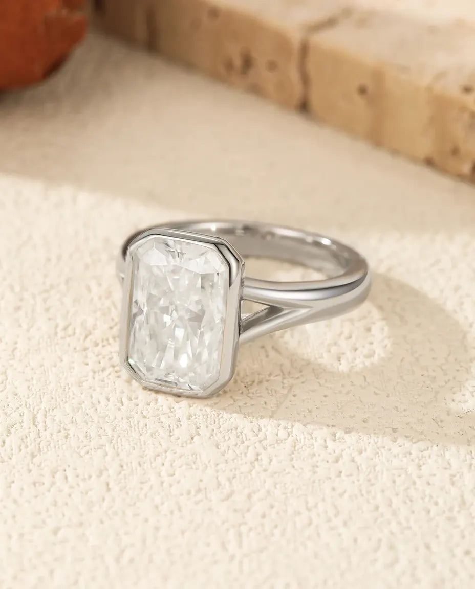 Moissanite Cocktailring – 4,5 ct Rechthoekige Steen in Kastzetting op Gespleten Band
