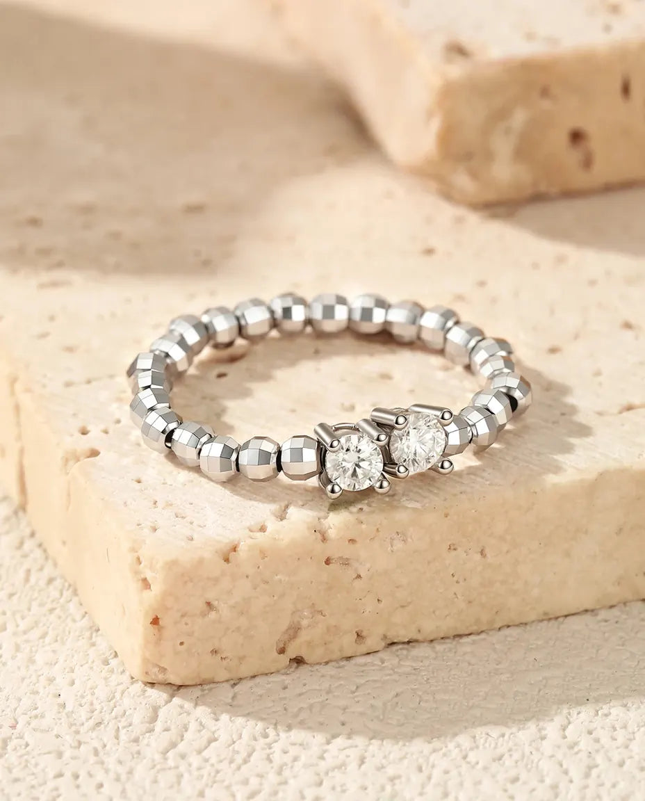 Moissanite Ring – Duo D-kleur Stenen op Gefacetteerde Kralenband, Verstelbaar