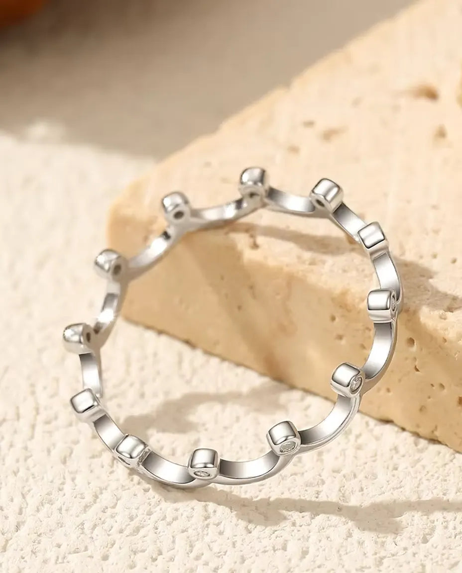 Moissanite ring in kroonvorm – twaalf stenen in kastzetting op band van 3,2 mm, 925 zilver, maten 5-9